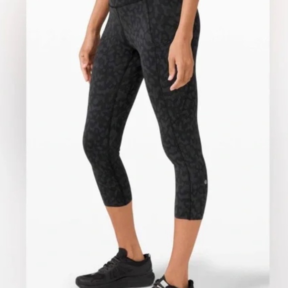 Lululemon Fast and Free Crop Leggings in Size 6- Formation Camo Deep Coal Multi - Picture 2 of 11